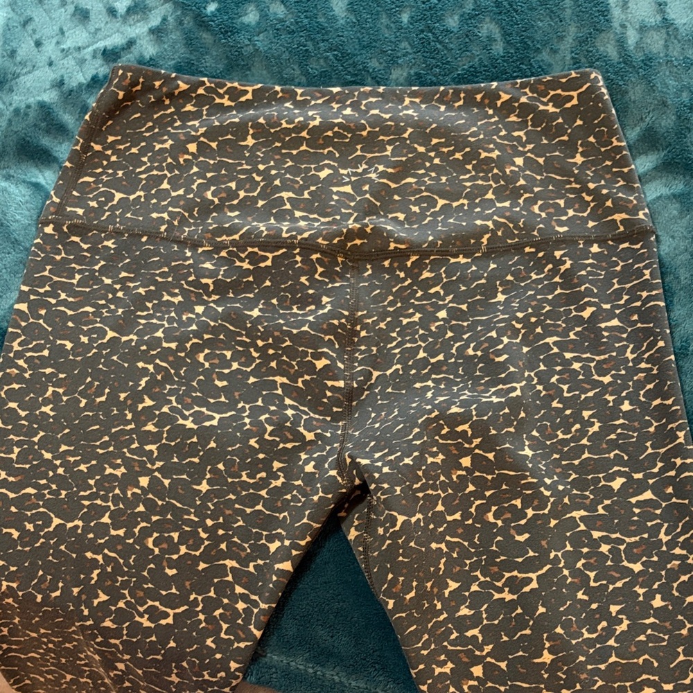 Black Printed Leggings with Beige Speckle Pattern varley medium